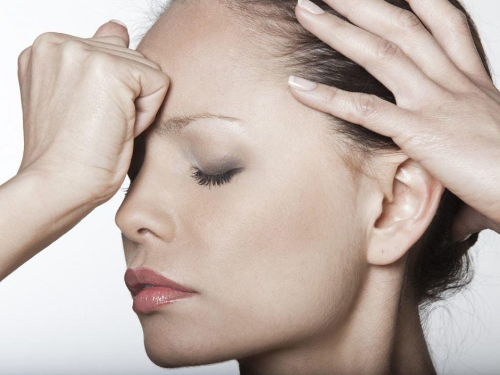 Названы симптомы головной боли, свидетельствующие о серьезных заболеваниях