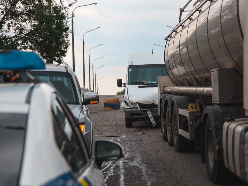 На въезде в Днепр столкнулись четыре машины (ФОТО)