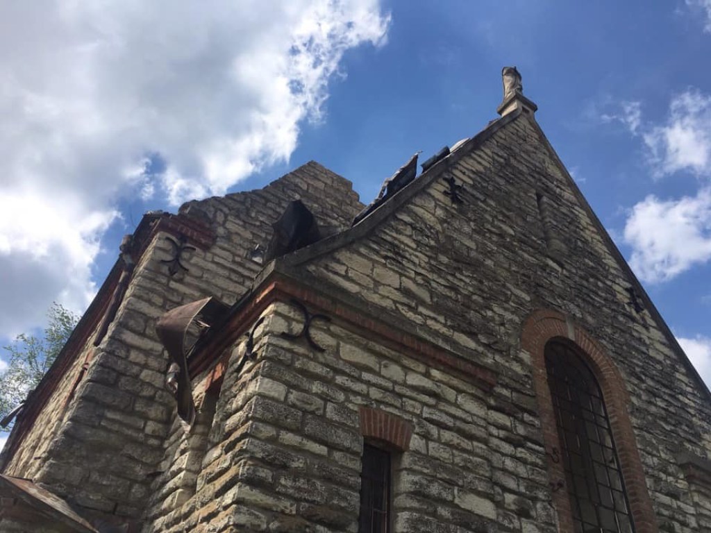 На Тернопольщине ветер «снял» с костела часть крыши (ФОТО)