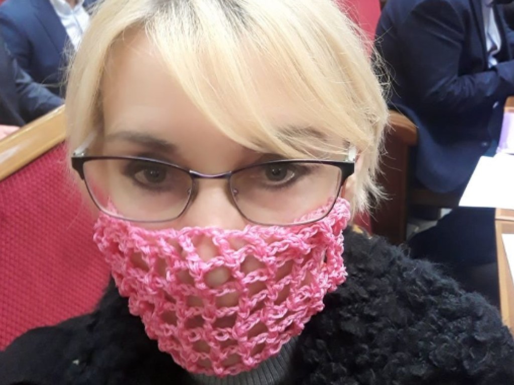 Нардеп от «Слуги народа» пришла в парламент в «дырявой» маске (ФОТО)