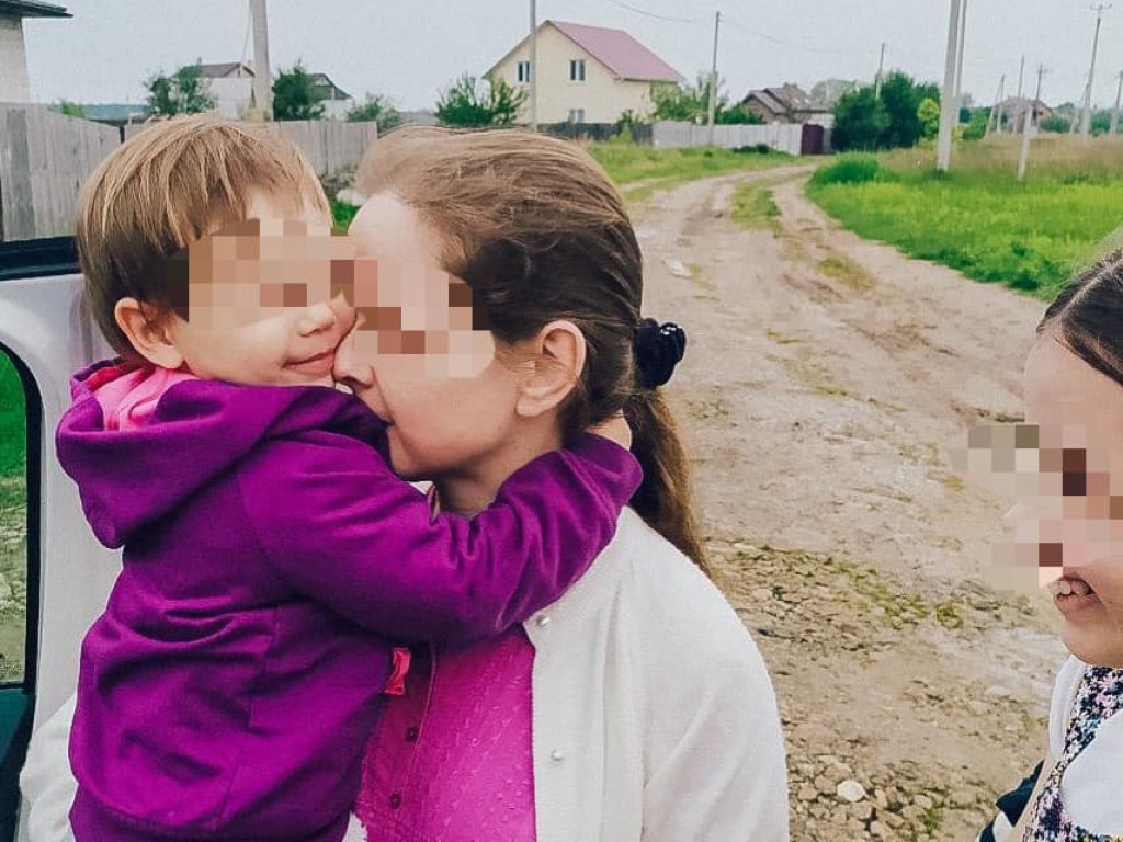 Под Киевом 5-летняя девочка босиком шла по улице: многодетный отец не уследил за ребенком (ФОТО)