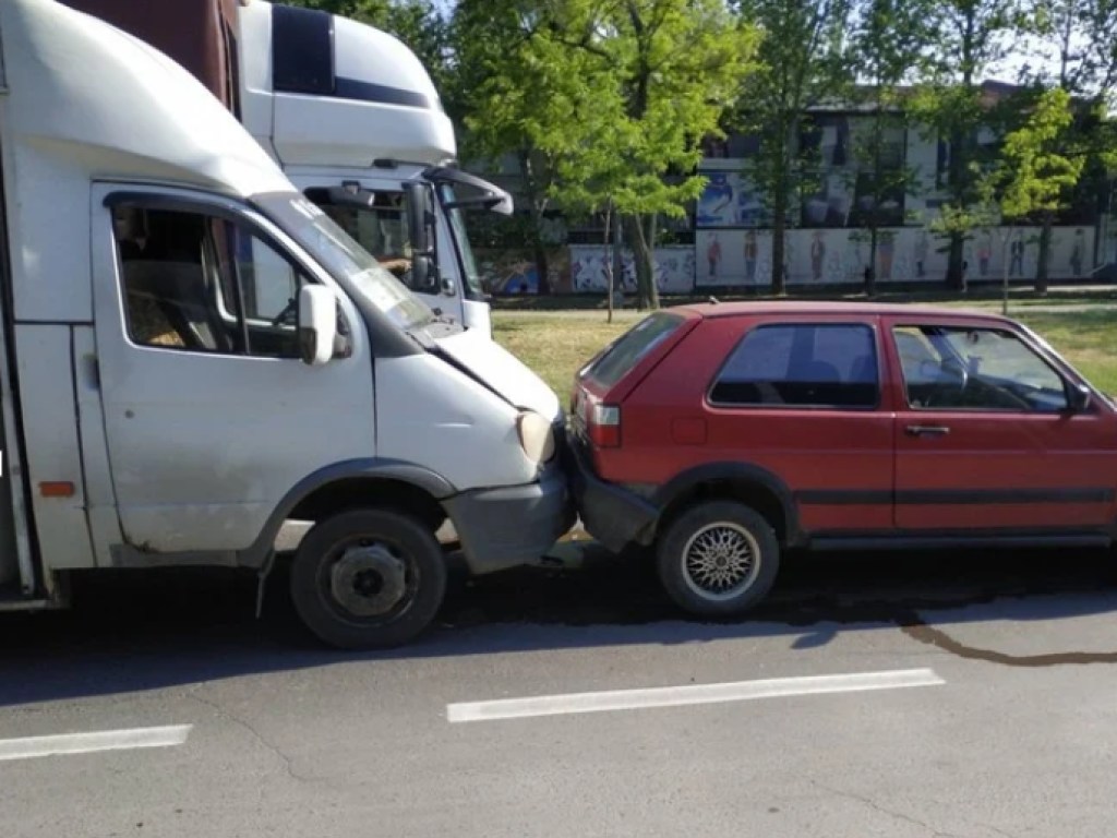 В Николаеве столкнулись три автомобиля (ФОТО)