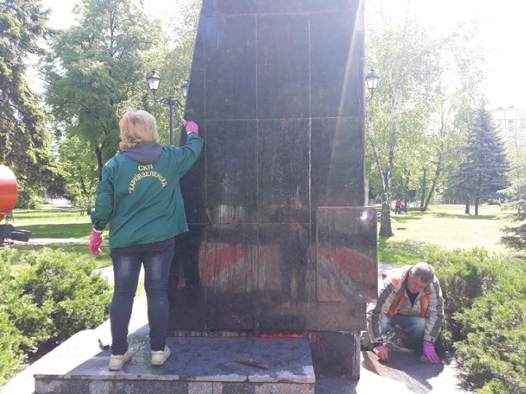  В Харькове неизвестные облили краской памятник Жукову (ФОТО)