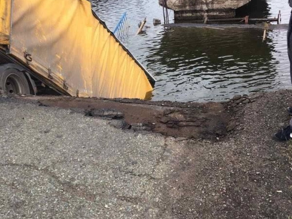 Под Никополем  обрушился мост: фура повисла над водой (ФОТО)