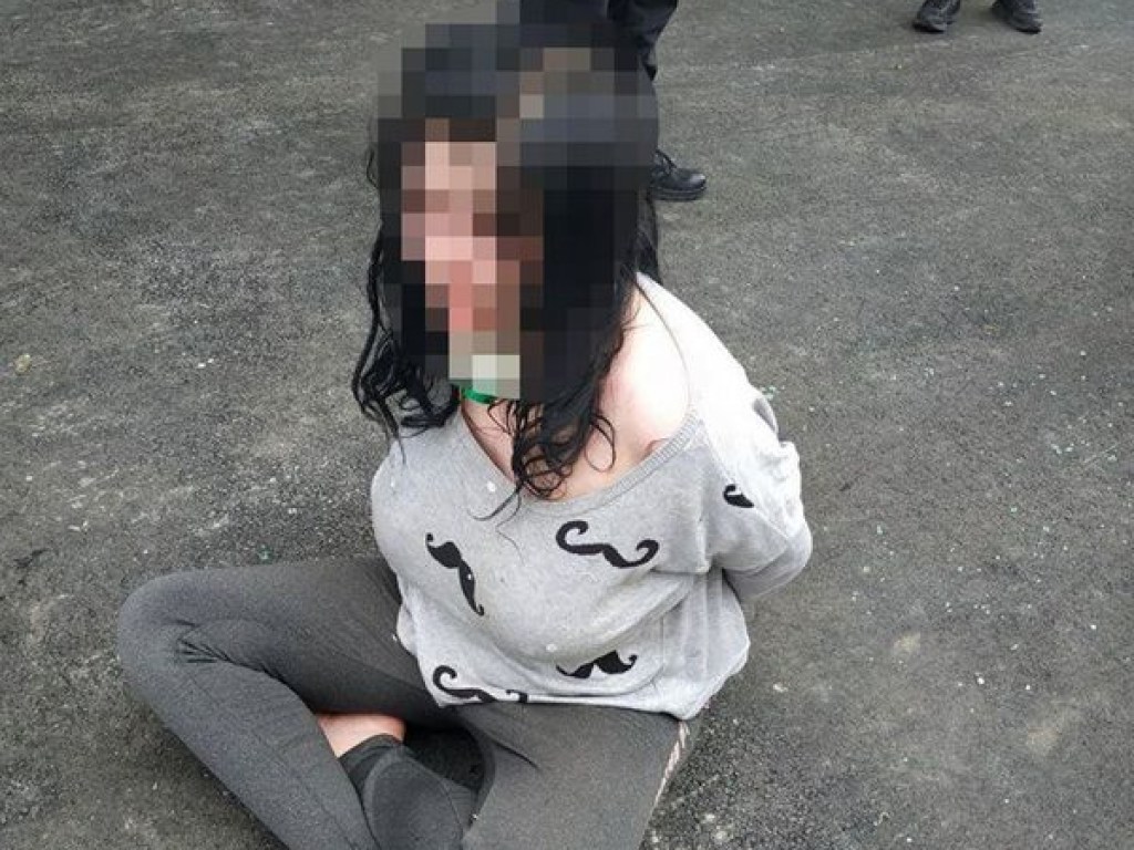 Царапалась, укусила за ногу и разбила полицейскую машину: В Мариуполе женщина устроила полицейским «шоу» (ФОТО)