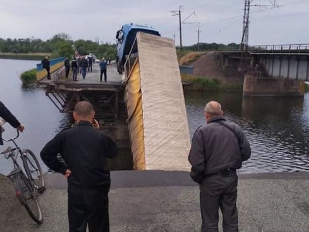 Обрушение моста под Никополем: открыто 3 уголовных производства
