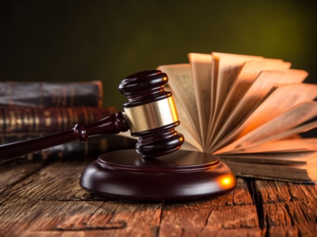 При подписании законопроекта о месячном пожизненном содержании судей может возникнуть коллизия &#8212; юрист