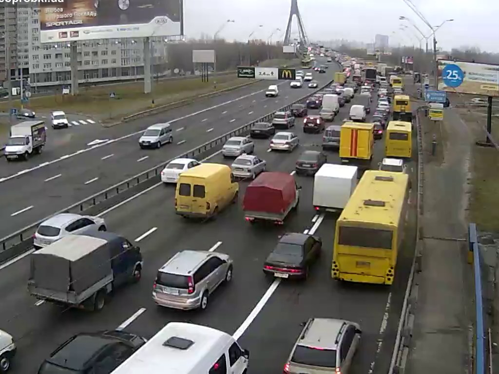 На улицах Киева утром образовались 7-балльные пробки (КАРТА)