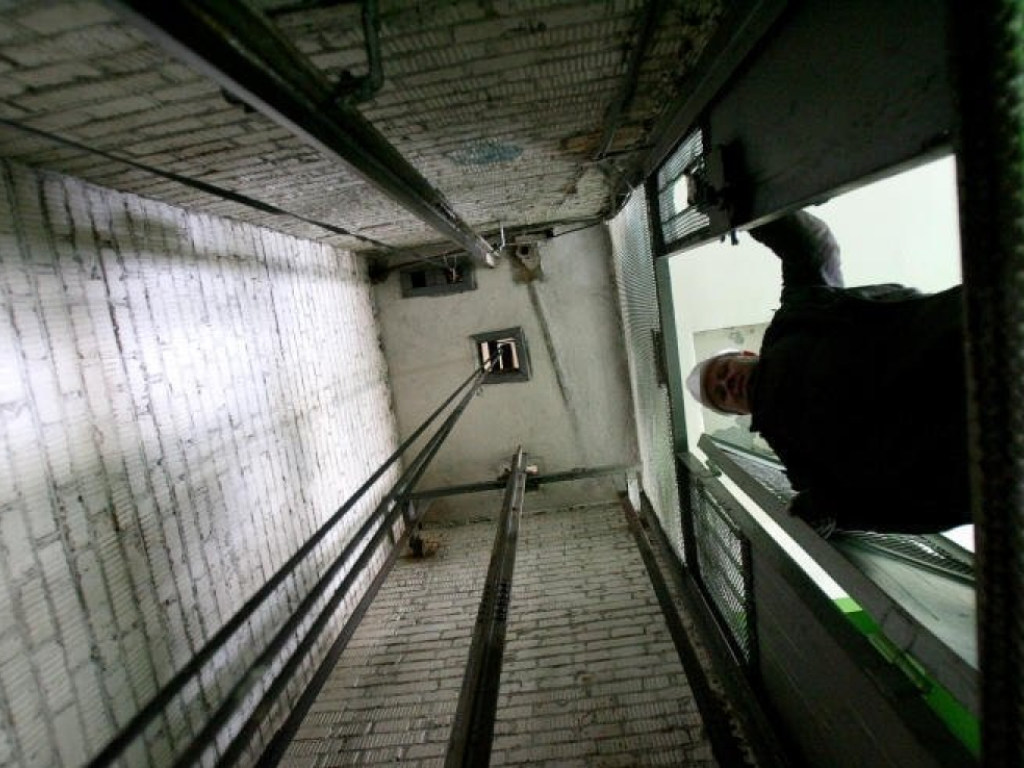 В столичной многоэтажке женщина у лифта нашла окровавленный труп своего сына