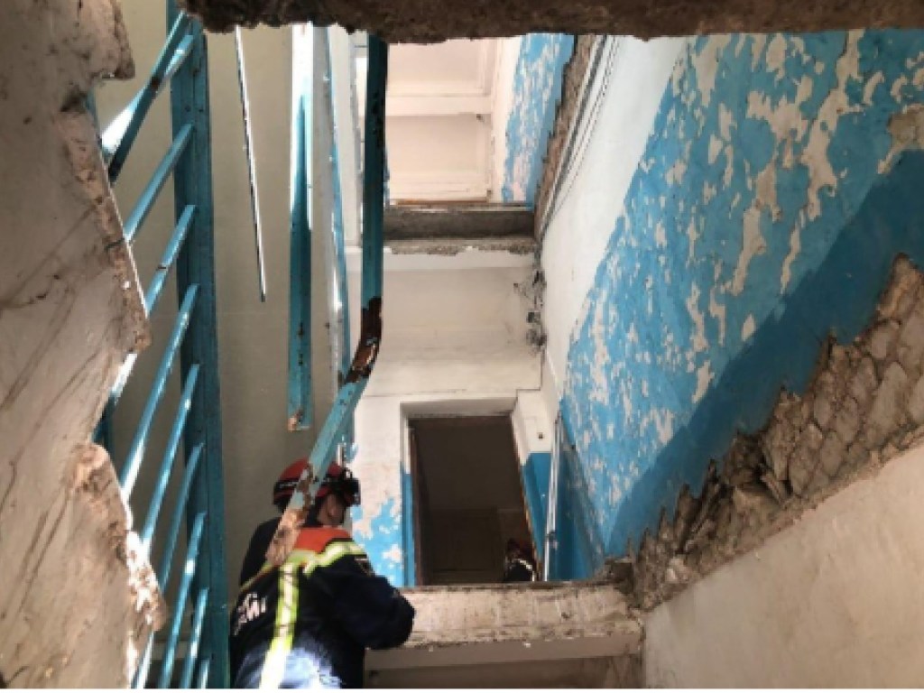 В РФ в многоэтажке обвалилось несколько лестниц (ФОТО, ВИДЕО)