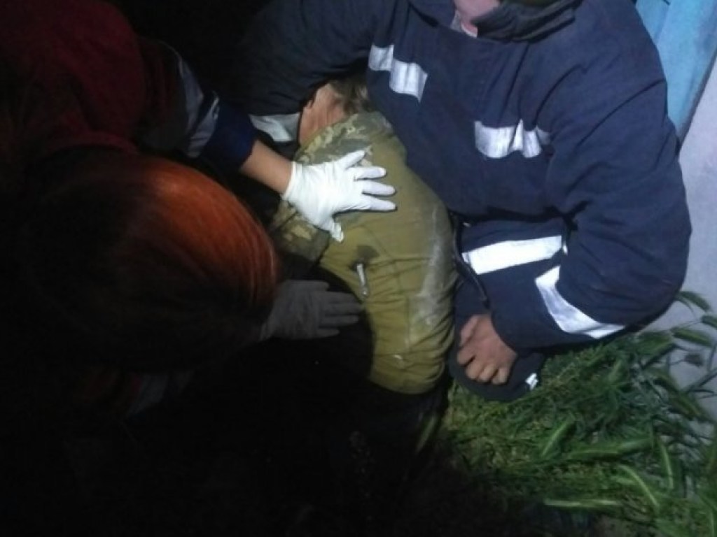 В Каховке женщина проткнула себя арматурой забора: сотрудники ГСЧС отправили пострадавшую к медикам (ФОТО)