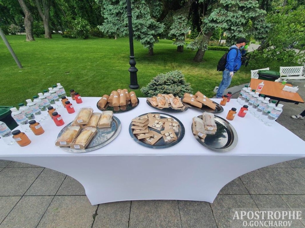 Пресс-конференция Президента: журналистов угощают кофе, печеньками и компотом (ФОТО, ВИДЕО)