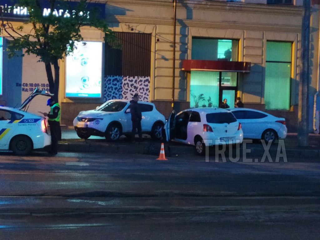 На тротуаре в Харькове столкнулись 3 иномарки (ФОТО)