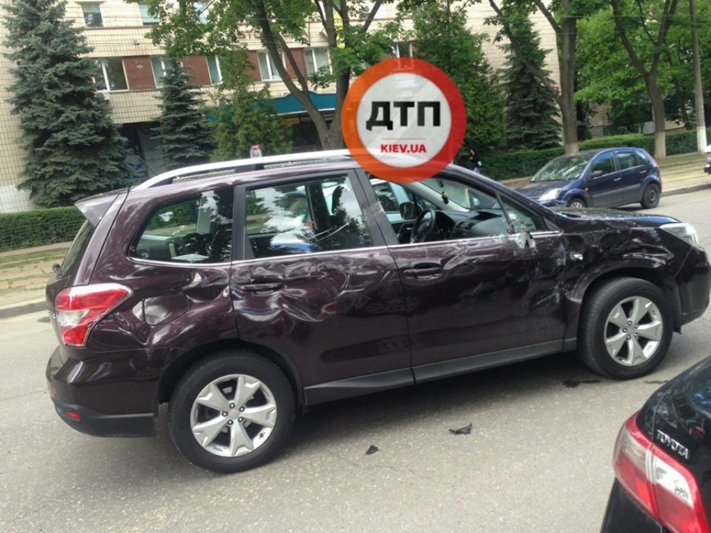 В крови более 2 промилле алкоголя: в Киеве пьяный водитель врезался в дерево и сломал себе ключицу (ФОТО)