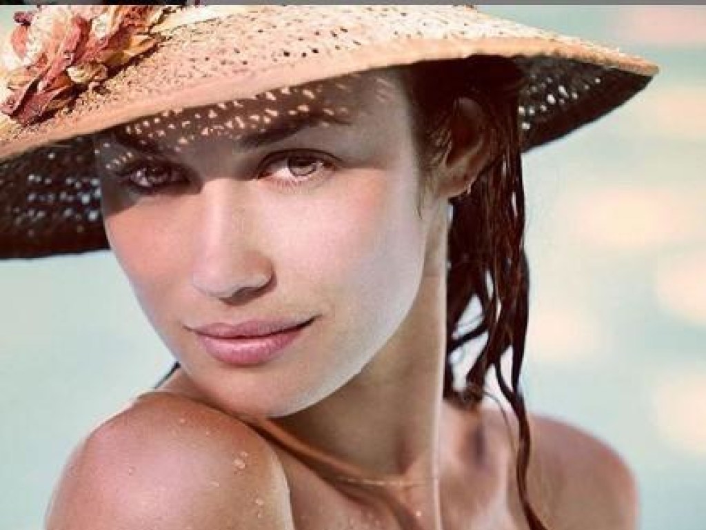 Украинская «девушка Бонда» порадовала снимком в купальнике и соломенной шляпке (ФОТО)