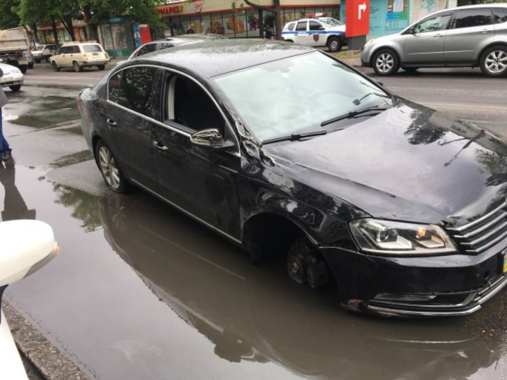 В Одессе пьяный водитель пил воду из лужи после столкновения с троллейбусом (ФОТО)