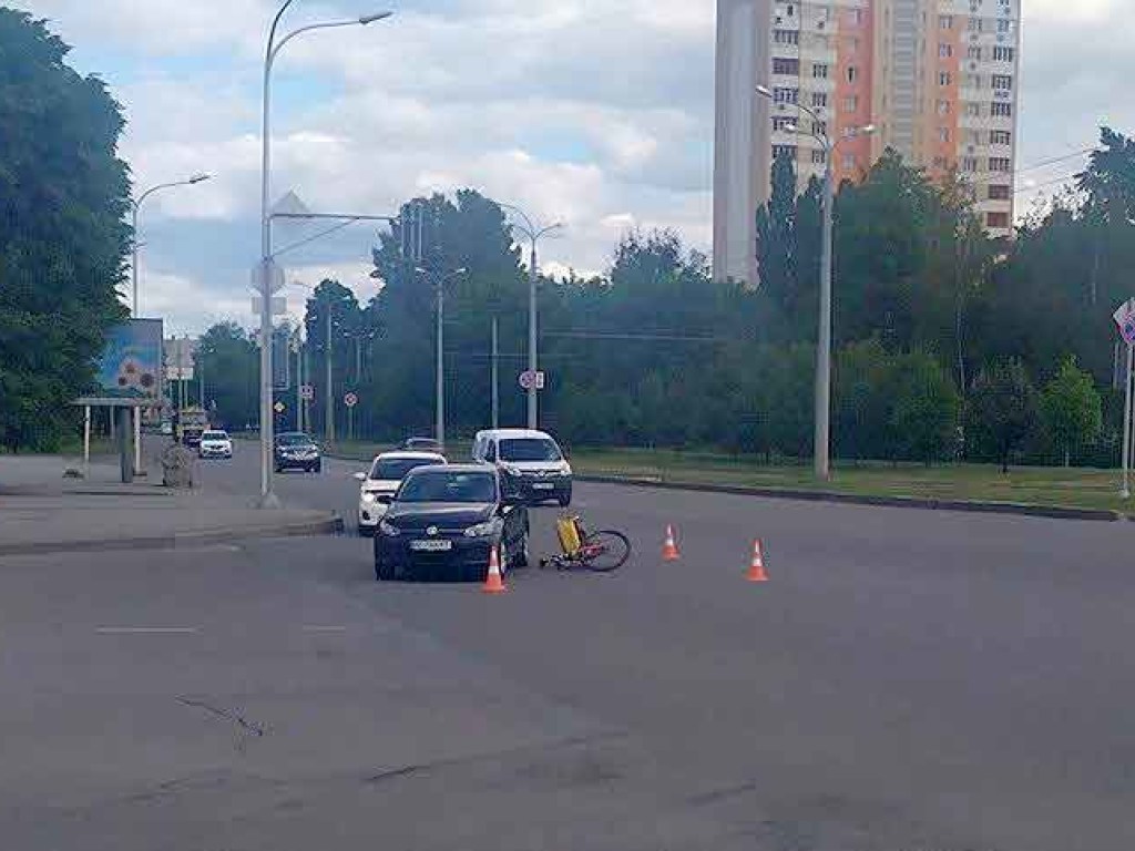 В Харькове легковушка сбила курьера (ФОТО)