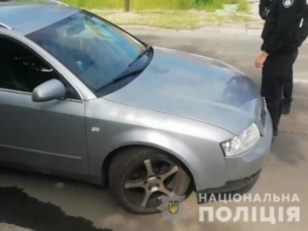 В Днепре полиция остановила Audi в розыске: на помощь к задержанному водителю прибыла банда (ВИДЕО)