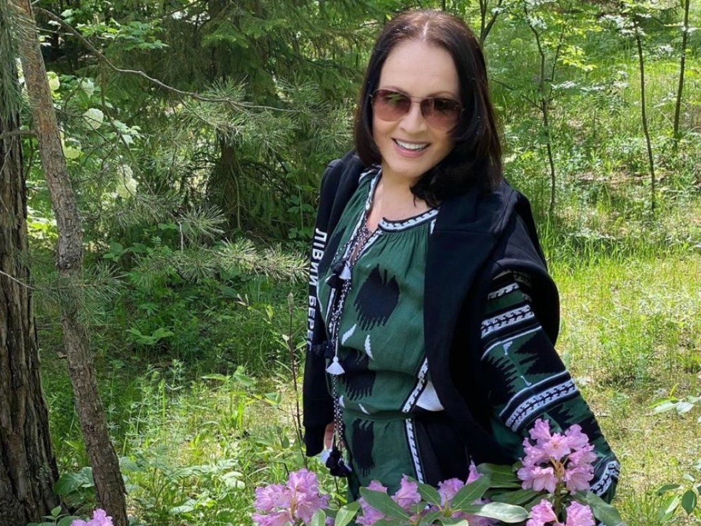 «Вечно красивая и молодая»: 72-летняя София Ротару позировала в саду (ФОТО)