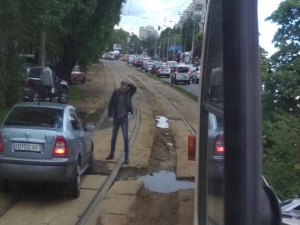  На Подоле в Киеве водитель Skoda застрял на трамвайных путях (ВИДЕО)