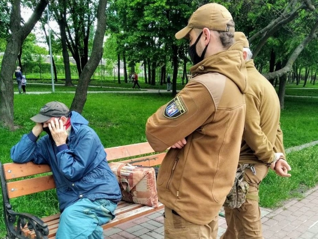 На Отрадном в Киеве в парке заметили пожилого извращенца (ФОТО)