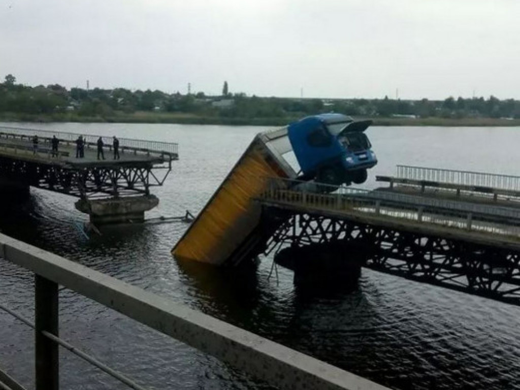 Крупная авария на мосту в Днепропетровской области: новые подробности (ВИДЕО)