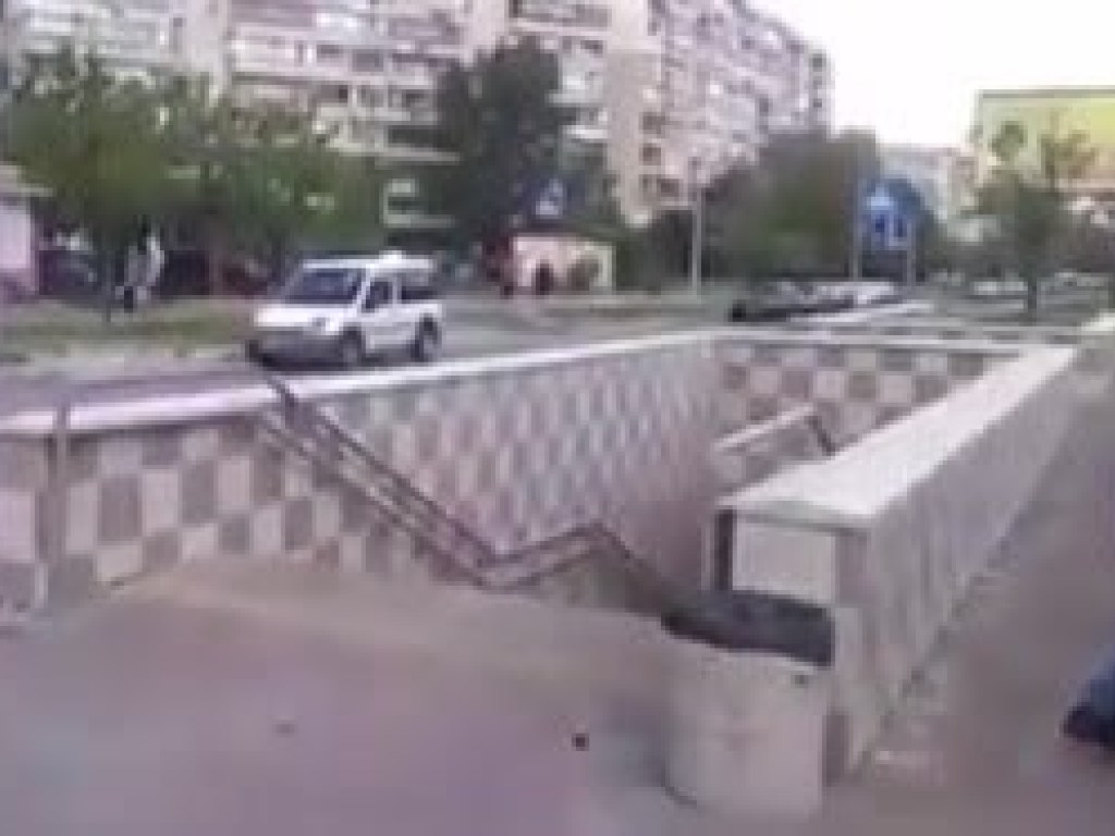 На Позняках в Киеве Volkswagen сбил пешехода на шестиполосной дороге (ВИДЕО)