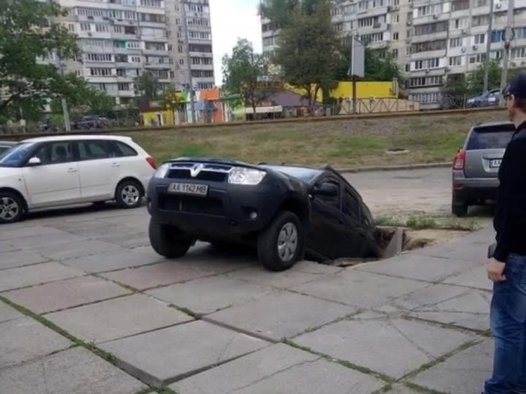 На Оболони в Киеве кроссовер провалился под асфальт (ВИДЕО)