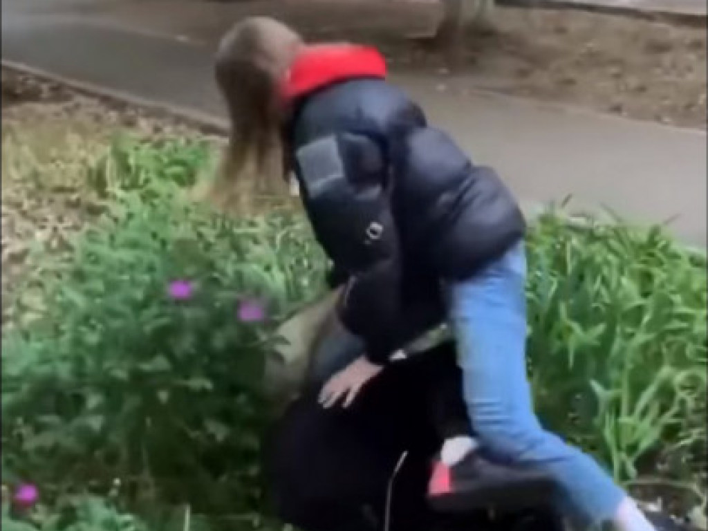 «Давай ее»: в Черноморске подростки под смех и крики избили девочку с психическим расстройством (ФОТО, ВИДЕО)