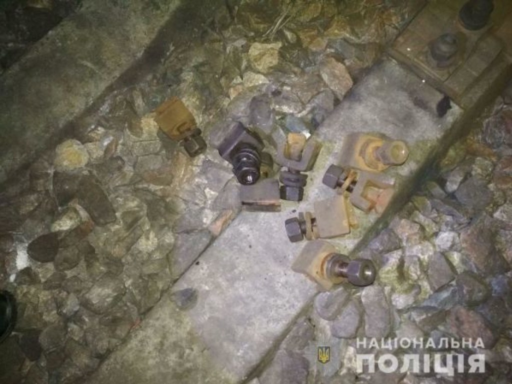 В Днепропетровской области двое мужчин разбирали железнодорожное полотно на металлолом (ФОТО)
