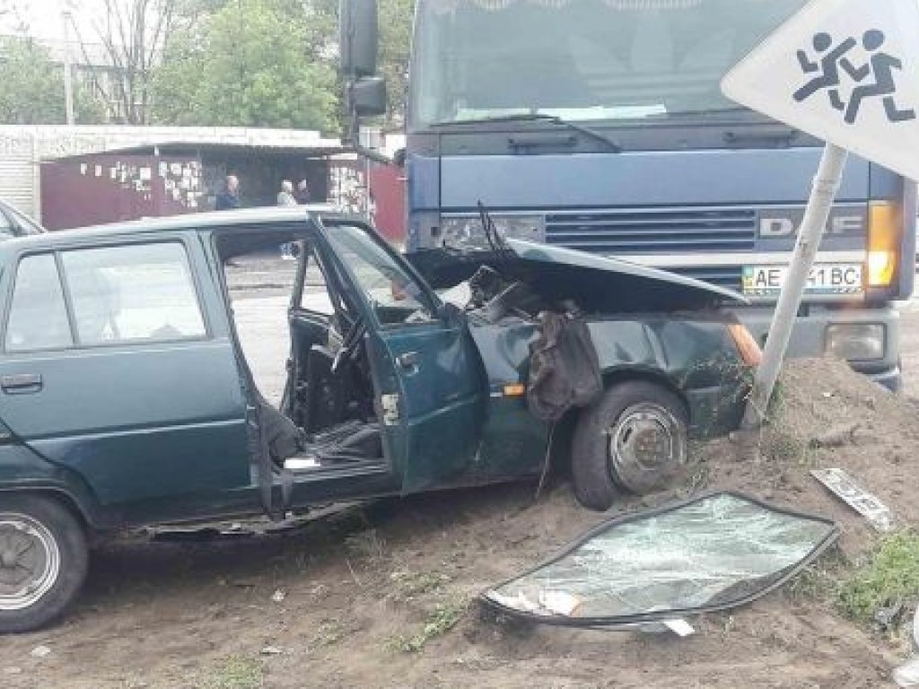 В селе Днепропетровской области пенсионерка на «Славуте» протаранила грузовик, есть пострадавшие (ФОТО)