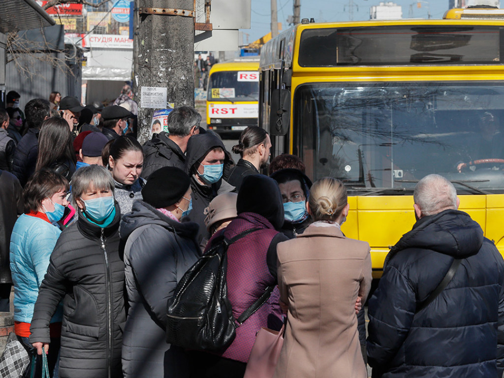 Стоят с пяти утра, чтобы добраться на работу: как страдают киевляне без нормально действующего транспорта (ВИДЕО)