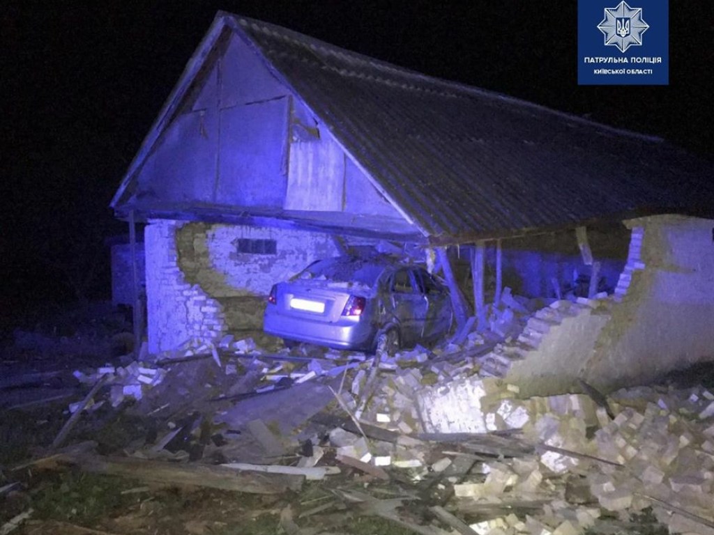 В результате пьяного вождения в Киевской области погиб пассажир легковушки
