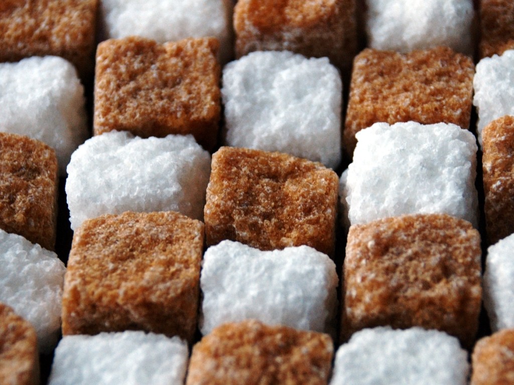 Эксперты назвали пользу и вред сахара