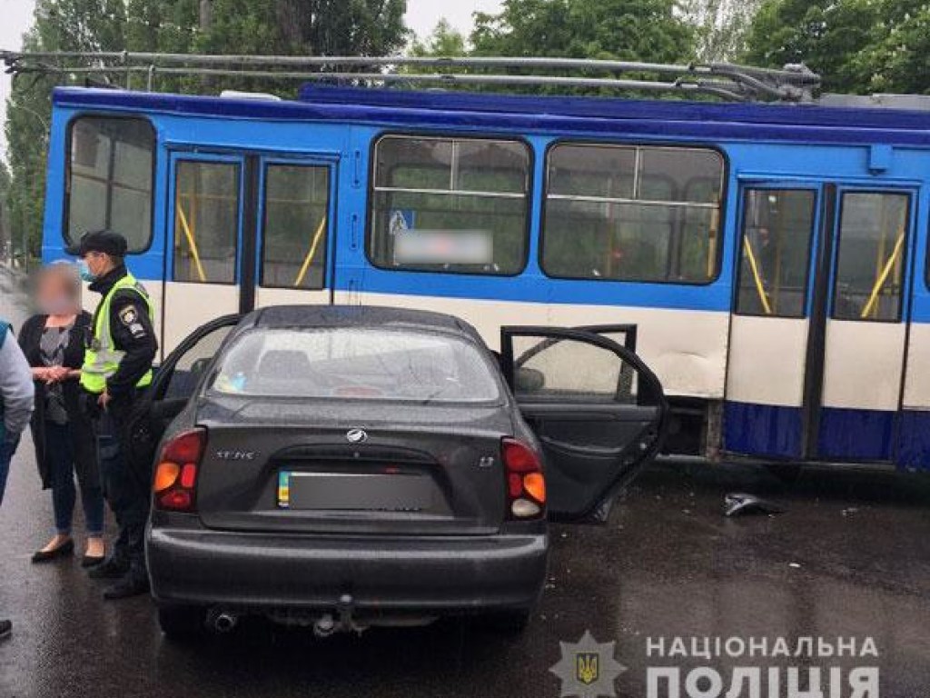 В Ровно произошло ДТП: «Ланос» врезался в троллейбус, 4 пострадавших (ФОТО)