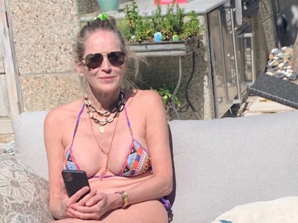 62-летняя Шэрон Стоун позировала в купальнике и шлеме (ФОТО)