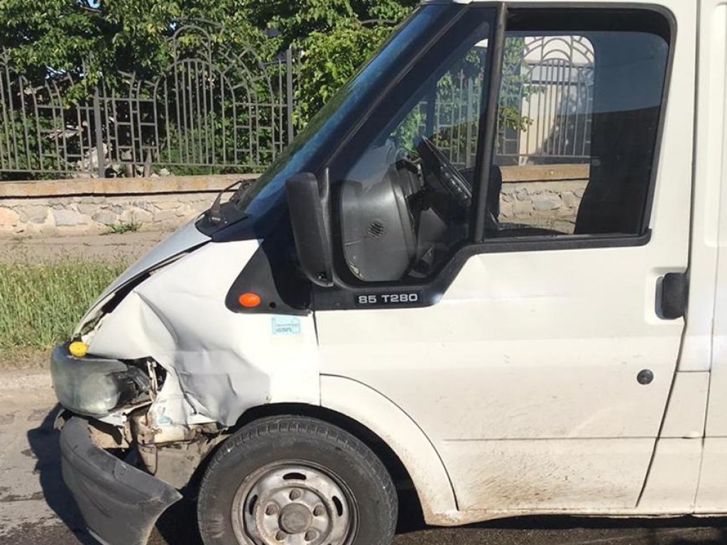 В Бердянске умерший за рулем автомобилист врезался в Ford и Nissan (ФОТО)