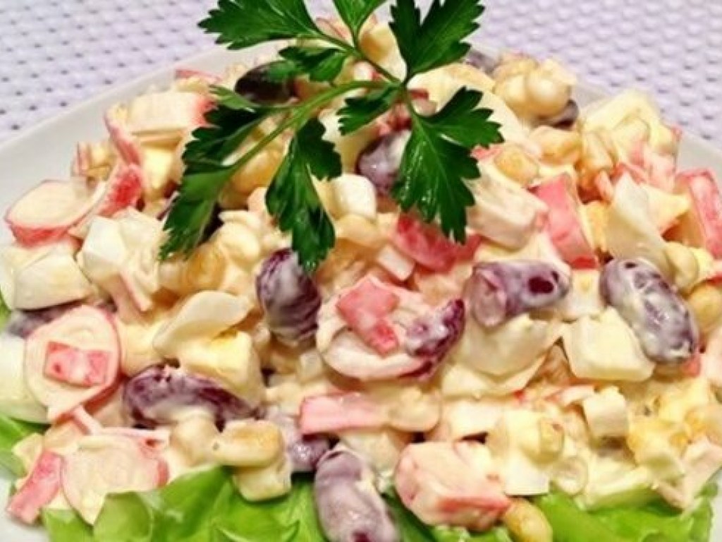Блюдо мгновенного приготовления: Фасолевый салат с крабовыми палочками