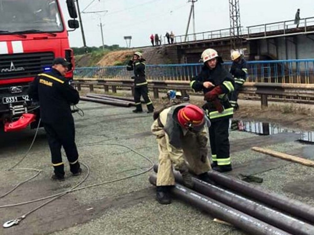 Обрушение моста под Никополем: грузовик продолжается «висеть в воздухе» (ФОТО, ВИДЕО)