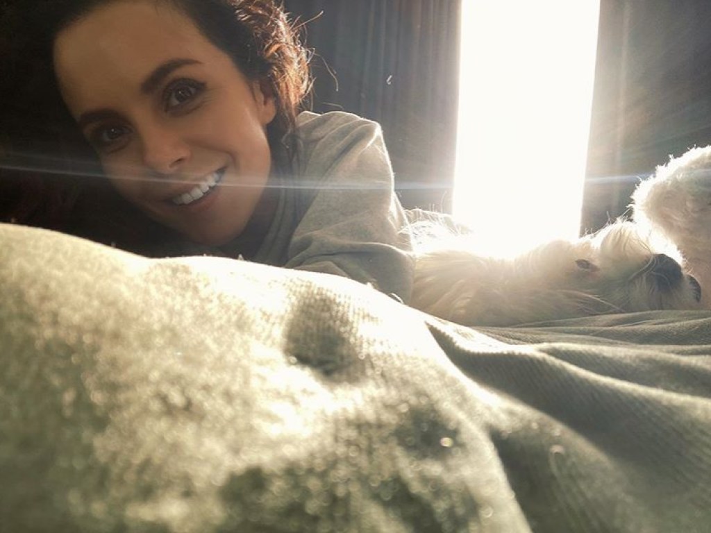 Лежали в постели: Настя Каменских показала солнечное фото с любимой собакой (ФОТО)