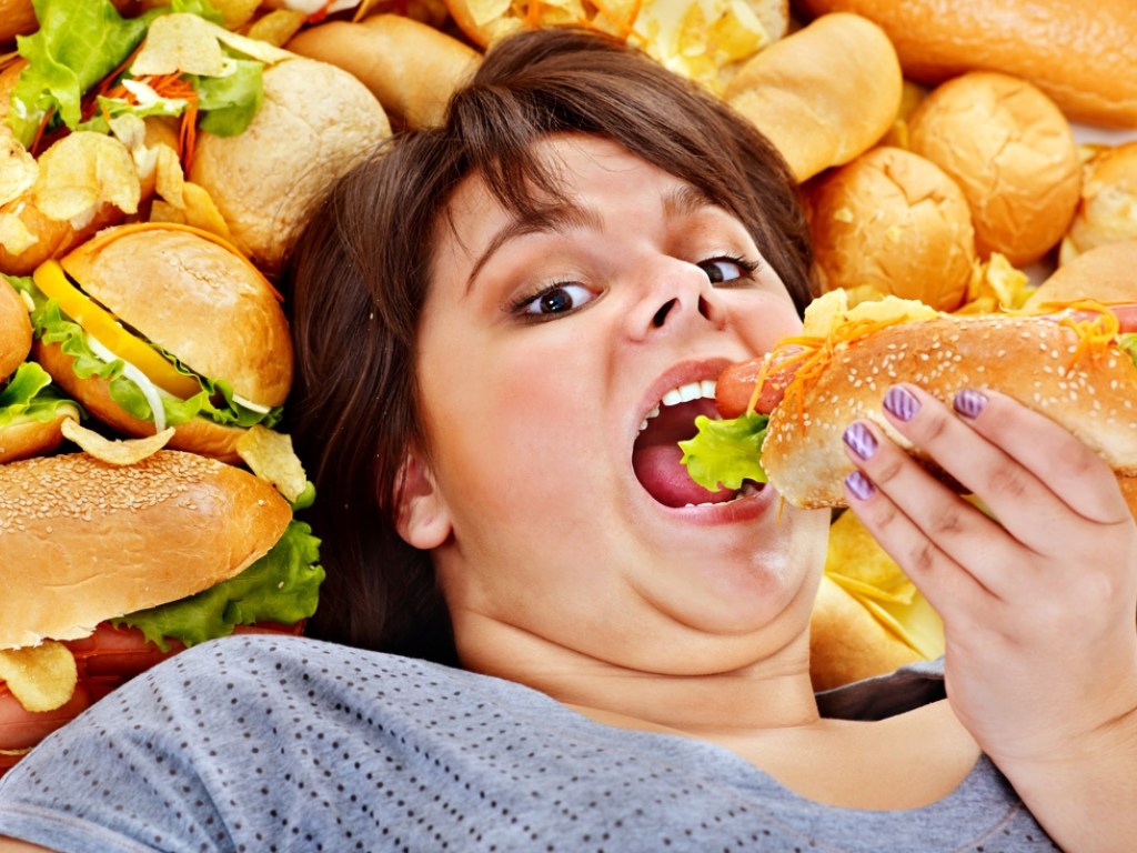 Диетологи рассказали, почему после замужества женщины толстеют