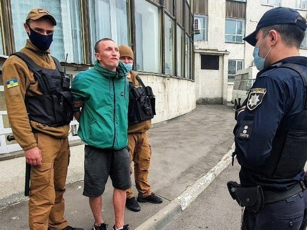 «Нападал на прохожих»: в Деснянском районе Киева мужчину увезли в психушку прямо с улицы (ФОТО)