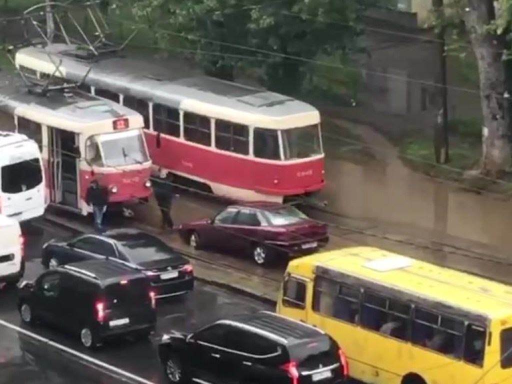 На Подоле в Киеве за день в одну и ту же дорожную «ловушку» попали два авто (ВИДЕО)
