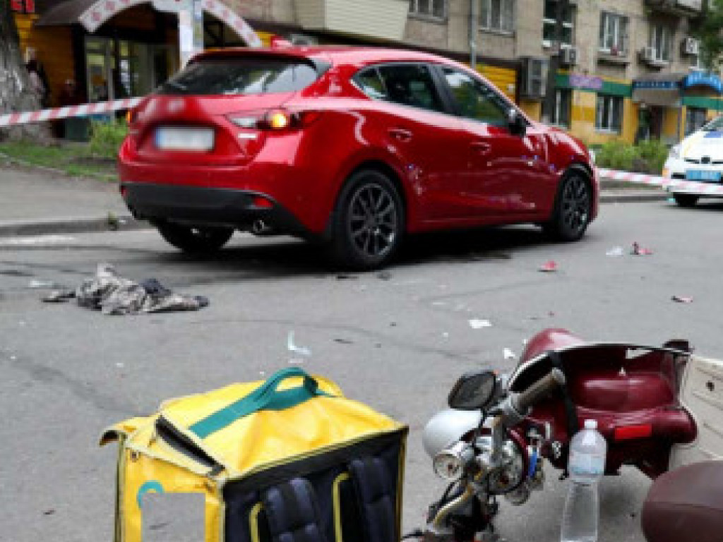 В центре Киева скутер курьера влетел в Mazda (ФОТО)