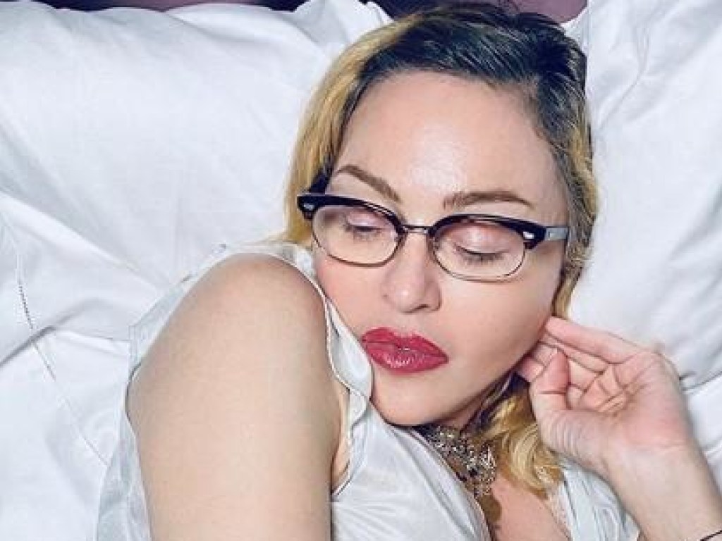 Мадонна опубликовала серию снимков в постели со своим ребенком (ФОТО)