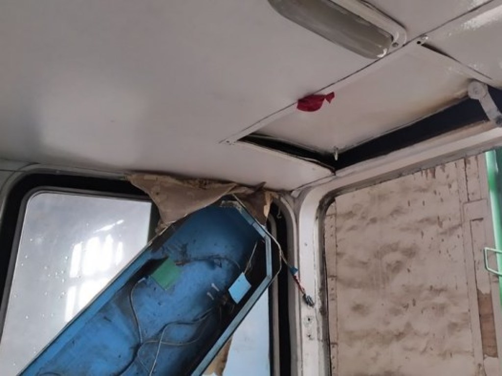 В Николаеве неадекват повредил два трамвая и маршрутное такси (ФОТО)