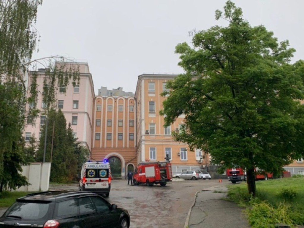 В Киеве произошел пожар в больнице, где лечат больных с коронавирусом (ФОТО)