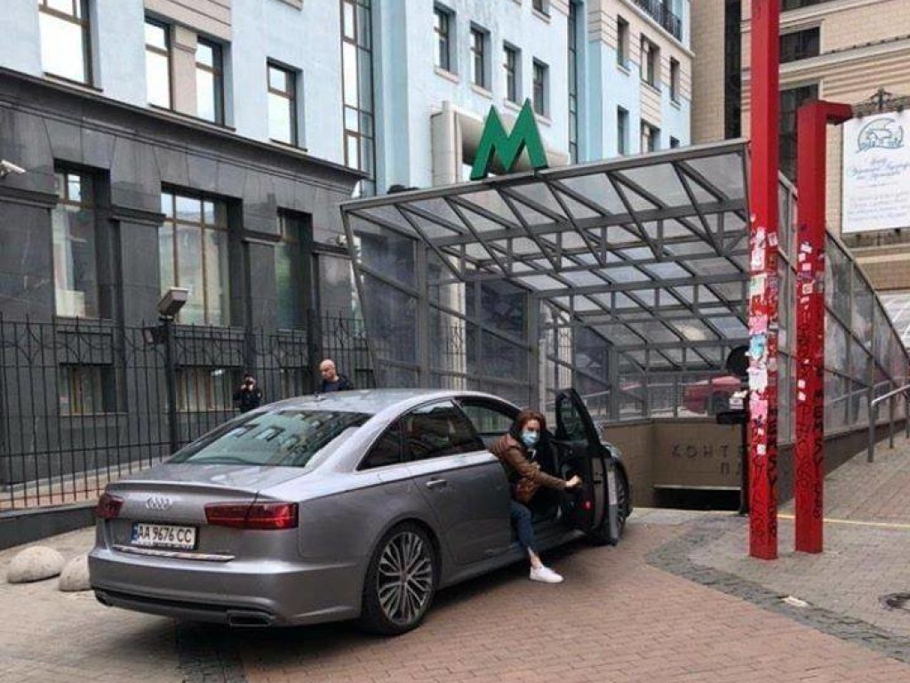 «Зато в маске»: в столице «герой парковки» перегородил вход в метро (ФОТО)
