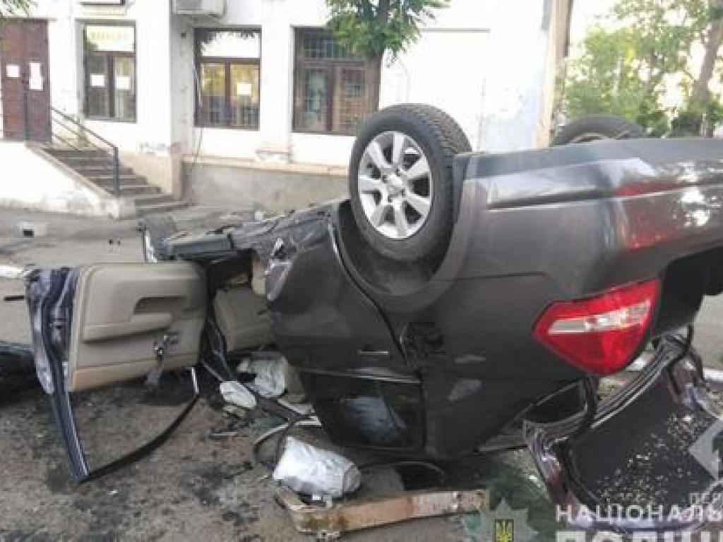 18-летний водитель Nissan врезался в дерево под Одессой, есть пострадавшие (ФОТО)