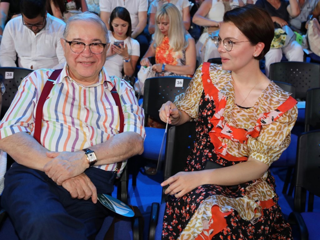 74-летний Петросян впервые показал совместный снимок с молодой женой